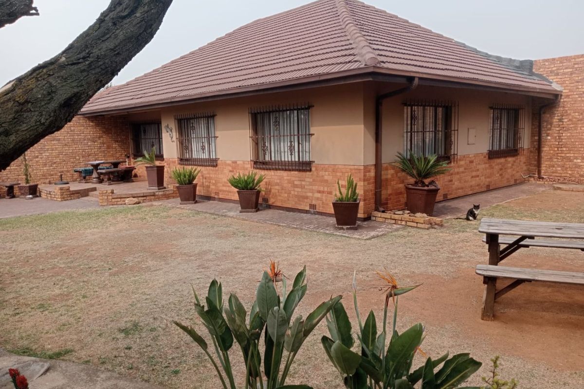 Stunning Family Home with Flatlets - Photo 2