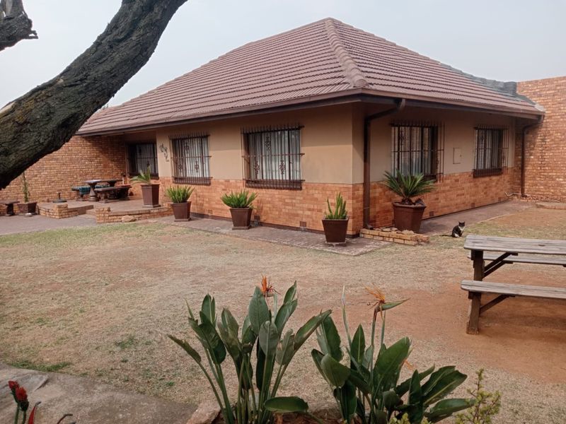 Stunning Family Home with Flatlets - Photo 2