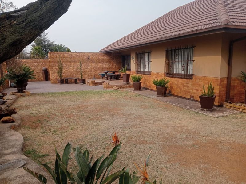 Stunning Family Home with Flatlets - Photo 3