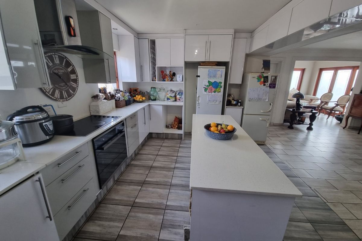 North Facing  Double Story Cluster Home ,,,,4 Bedrooms 2.5 Bathrooms  - Photo 2
