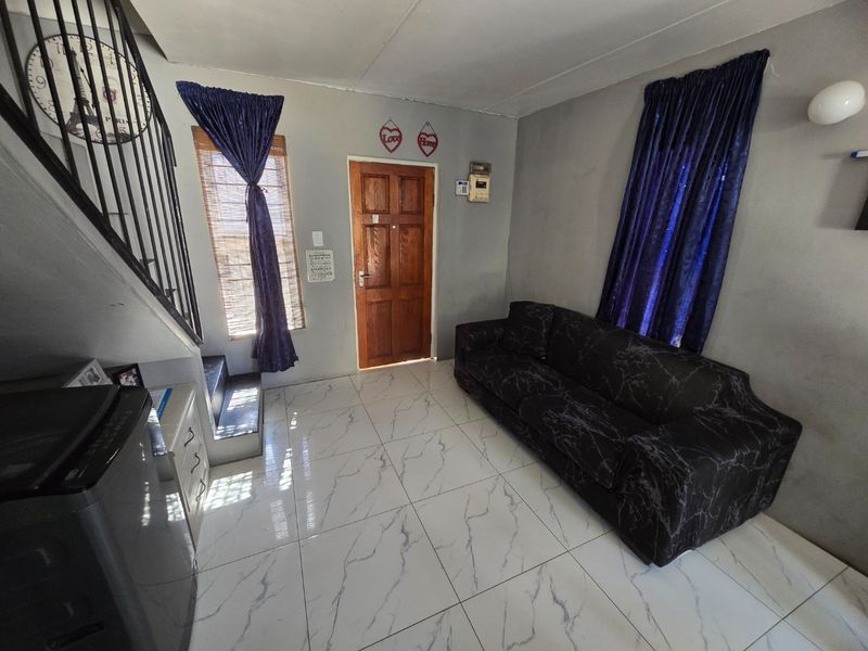 Cozy two bedroom starter home - Photo 2