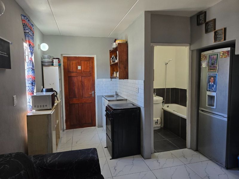 Cozy two bedroom starter home - Photo 8