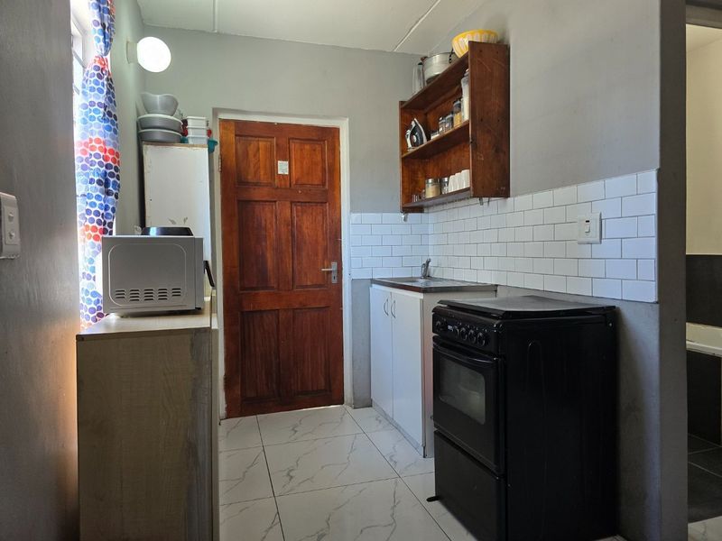 Cozy two bedroom starter home - Photo 6