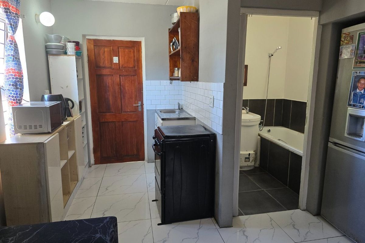 Cozy two bedroom starter home - Photo 4