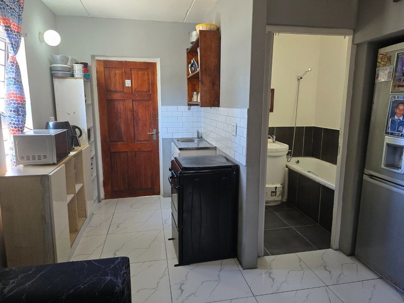 Cozy two bedroom starter home - Photo 4