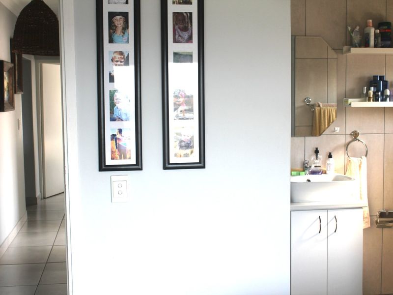 STUNNING 3 BEDROOM FLAT IN HARTENBOS WITH OCEAN VIEWS. - Photo 5