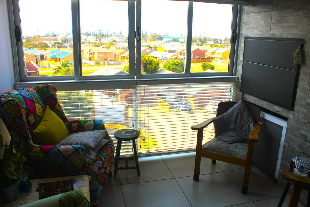 STUNNING 3 BEDROOM FLAT IN HARTENBOS WITH OCEAN VIEWS. - Photo 3