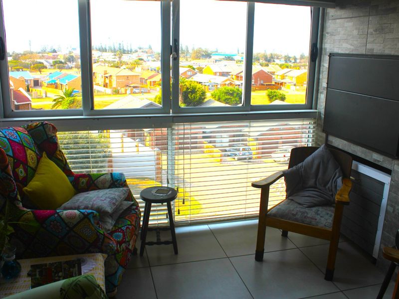 STUNNING 3 BEDROOM FLAT IN HARTENBOS WITH OCEAN VIEWS. - Photo 3