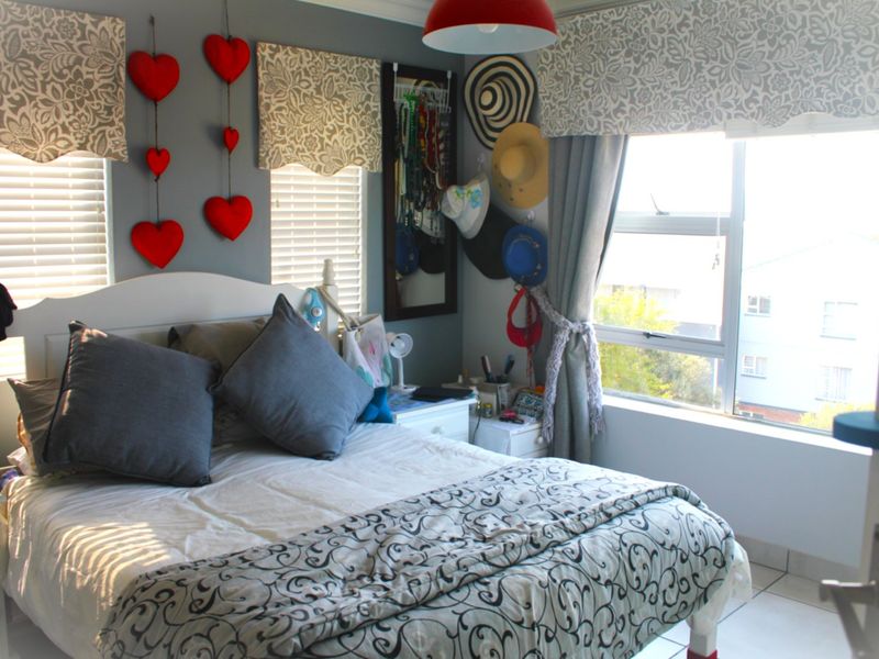 STUNNING 3 BEDROOM FLAT IN HARTENBOS WITH OCEAN VIEWS. - Photo 8