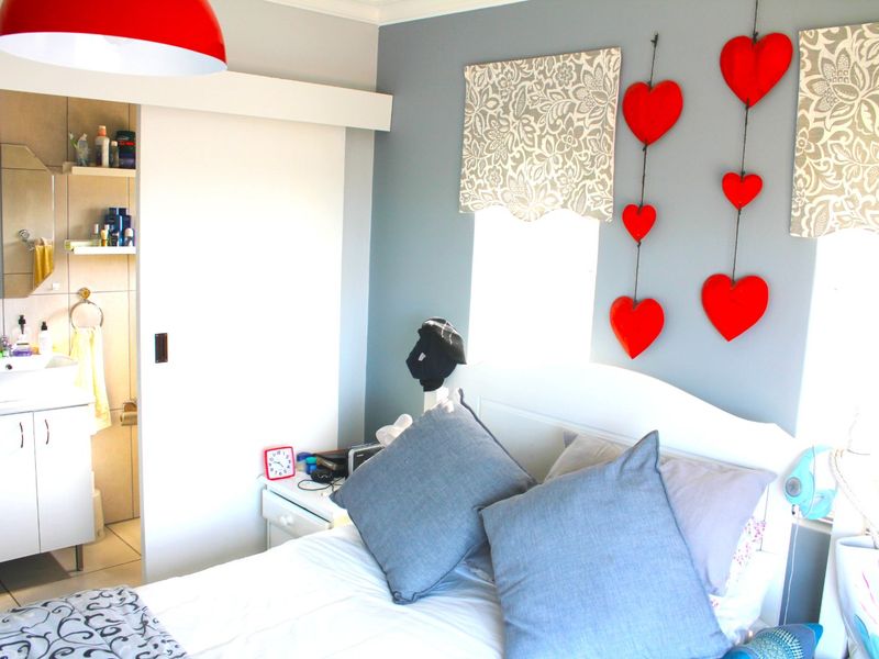 STUNNING 3 BEDROOM FLAT IN HARTENBOS WITH OCEAN VIEWS. - Photo 7