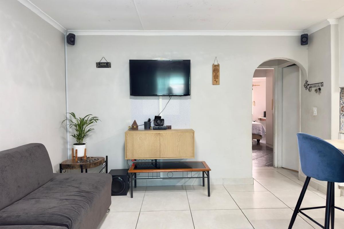 3 Bedroom, 3 bathroom House For Sale in Lentegeur  - Photo 4