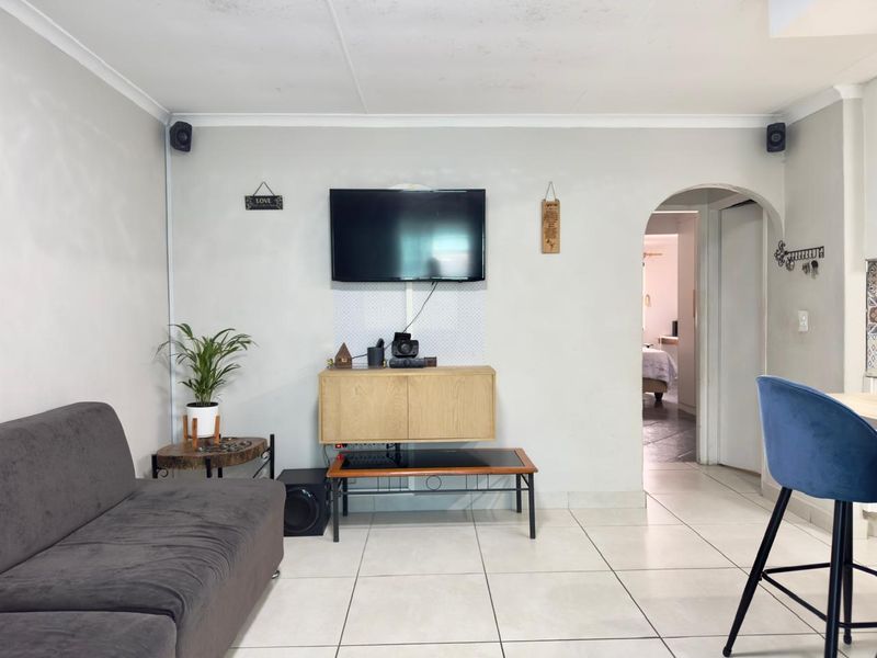 3 Bedroom, 3 bathroom House For Sale in Lentegeur  - Photo 4