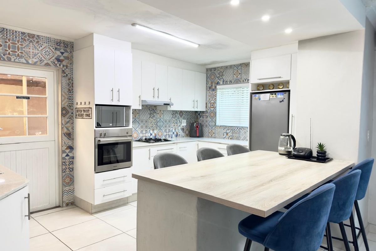 3 Bedroom, 3 bathroom House For Sale in Lentegeur  - Photo 2