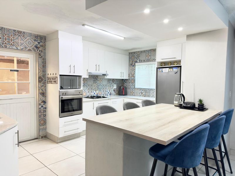 3 Bedroom, 3 bathroom House For Sale in Lentegeur  - Photo 2