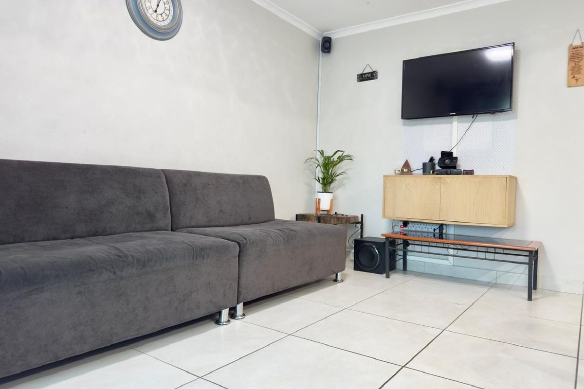 3 Bedroom, 3 bathroom House For Sale in Lentegeur  - Photo 5