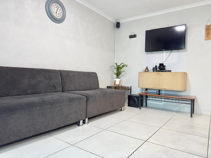 3 Bedroom, 3 bathroom House For Sale in Lentegeur  - Photo 5