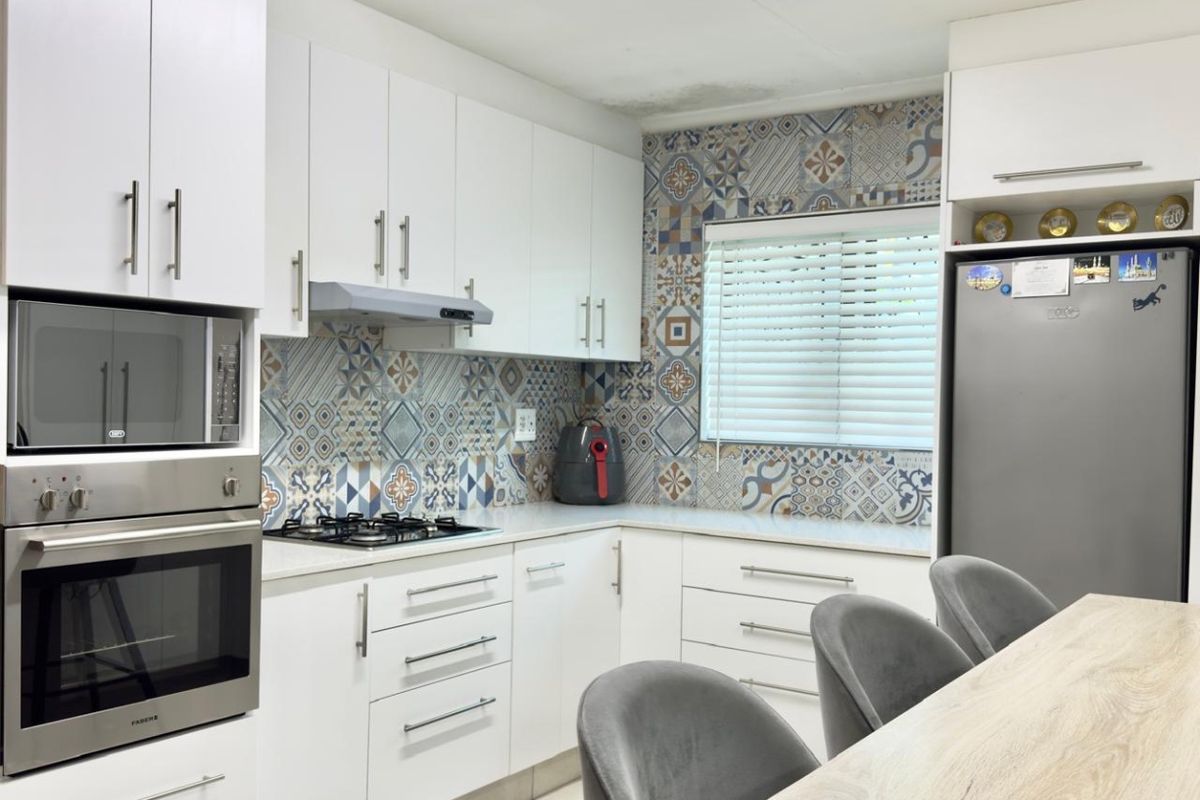 3 Bedroom, 3 bathroom House For Sale in Lentegeur  - Photo 3