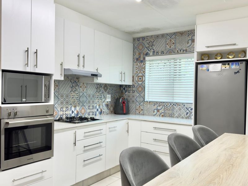 3 Bedroom, 3 bathroom House For Sale in Lentegeur  - Photo 3