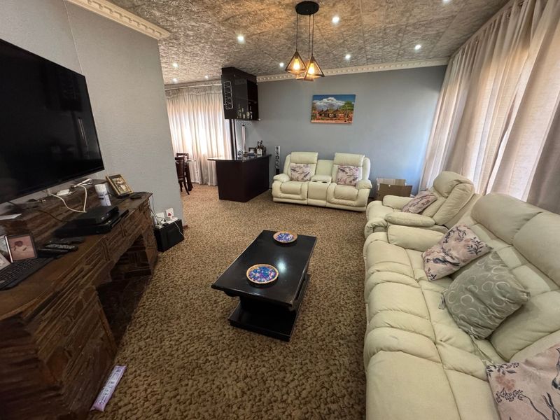 Charming Family Home with Spacious Living Areas - Photo 10