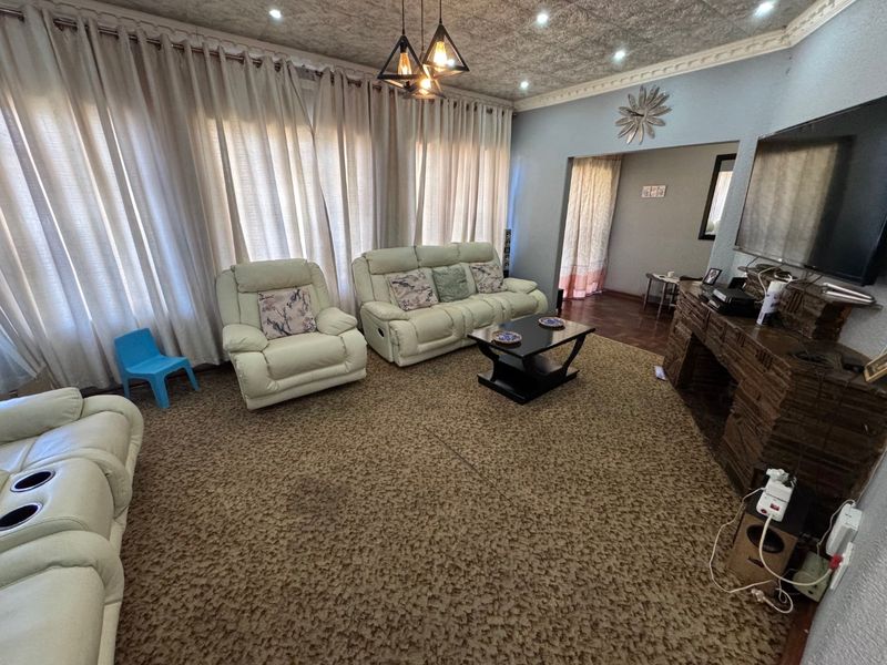 Charming Family Home with Spacious Living Areas - Photo 9