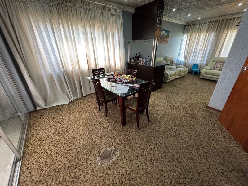 Charming Family Home with Spacious Living Areas - Photo 8