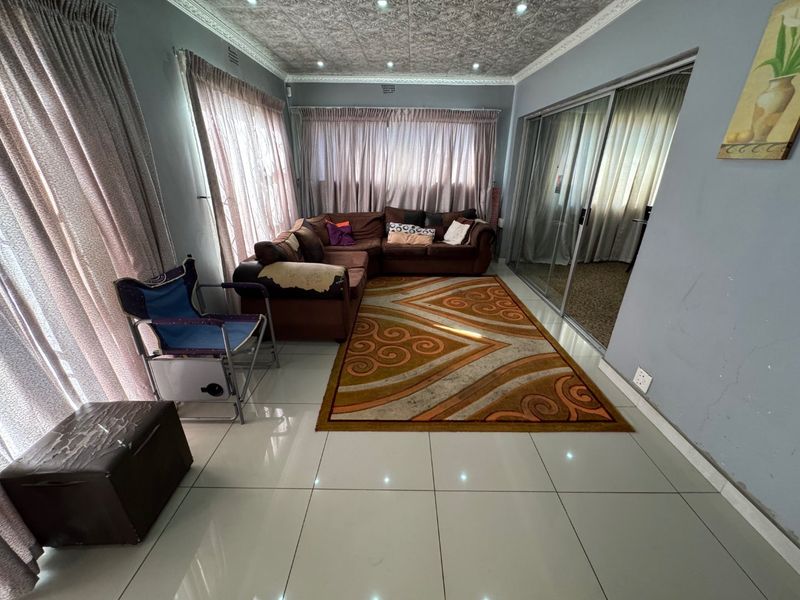 Charming Family Home with Spacious Living Areas - Photo 7