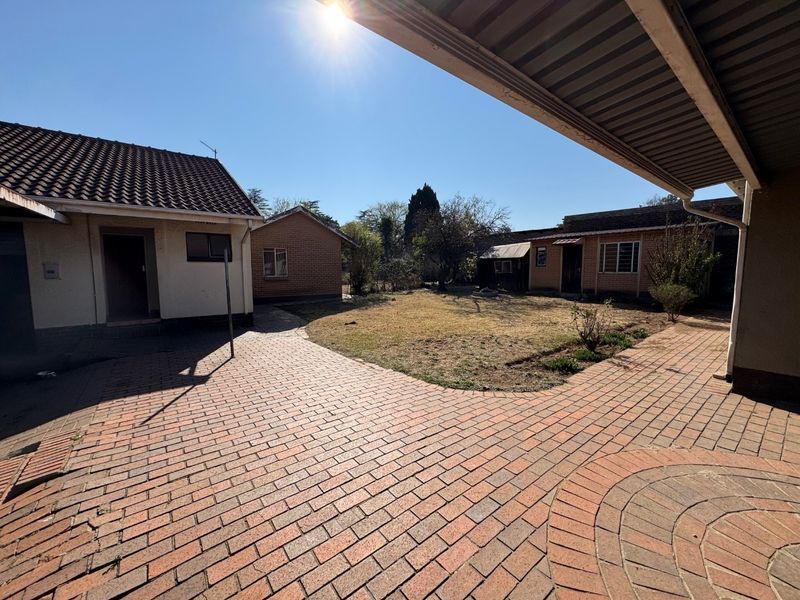 Charming Family Home with Spacious Living Areas - Photo 4