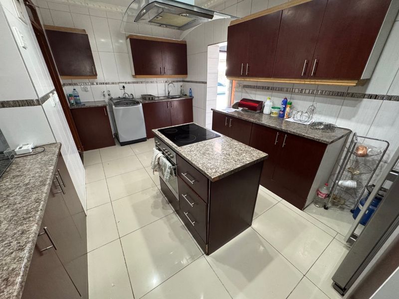 Charming Family Home with Spacious Living Areas - Photo 6