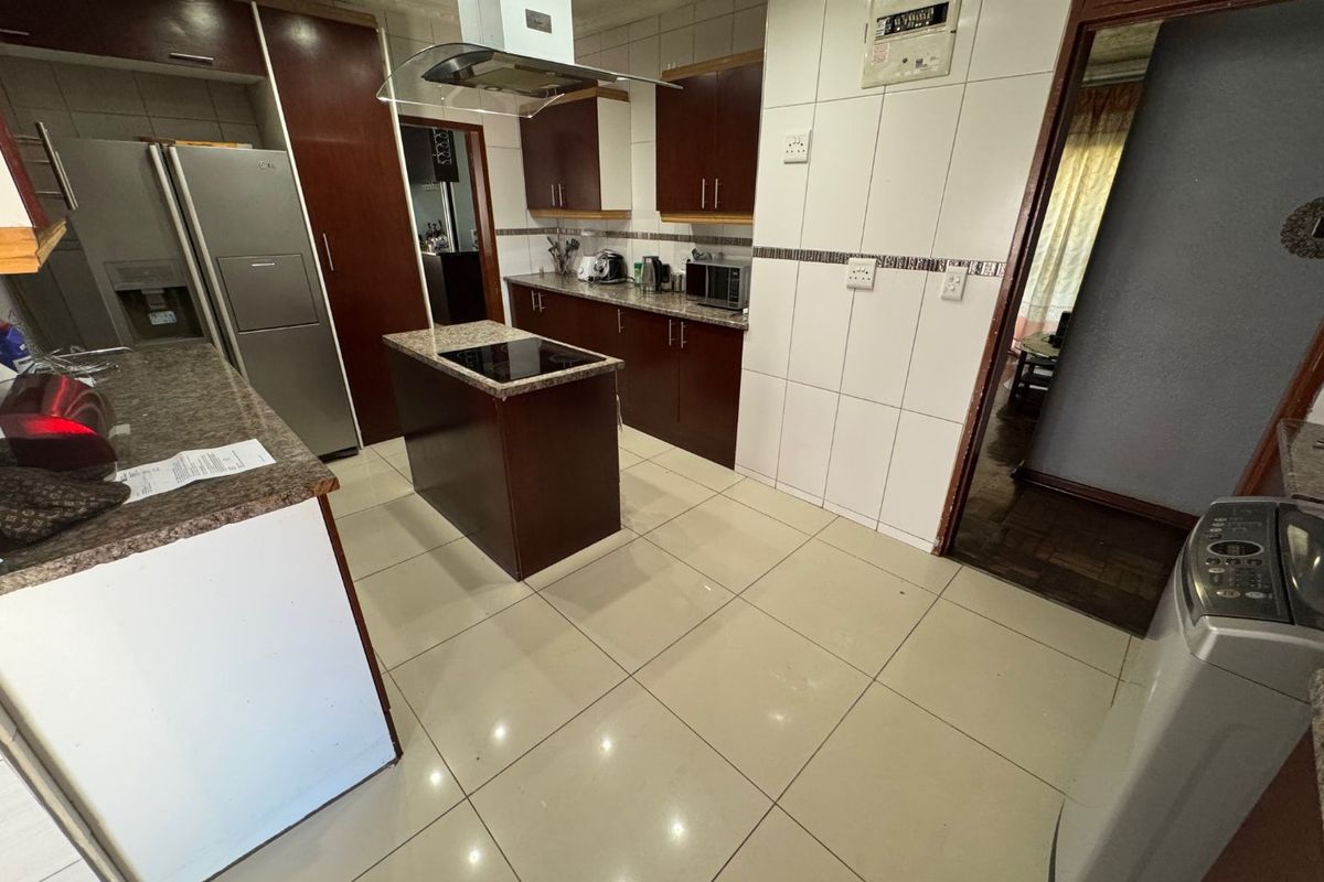 Charming Family Home with Spacious Living Areas - Photo 5
