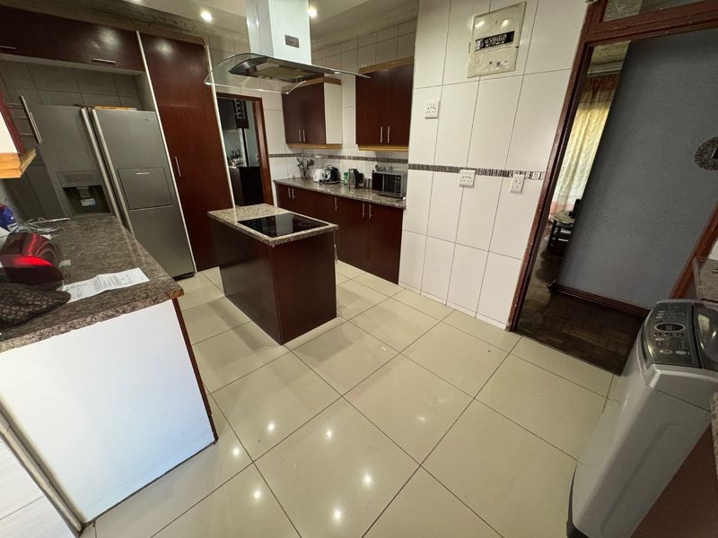 Charming Family Home with Spacious Living Areas - Photo 5