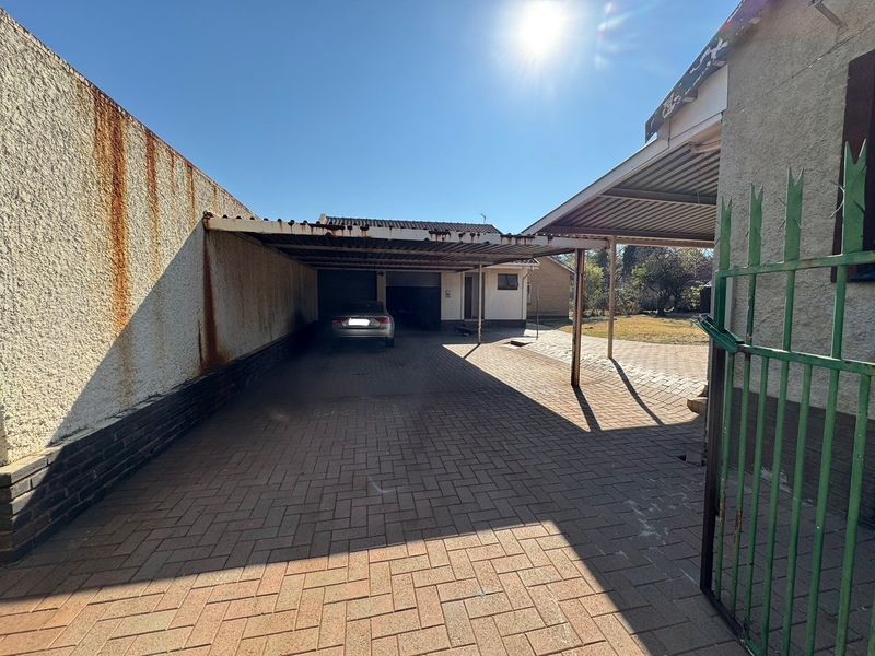 Charming Family Home with Spacious Living Areas - Photo 3