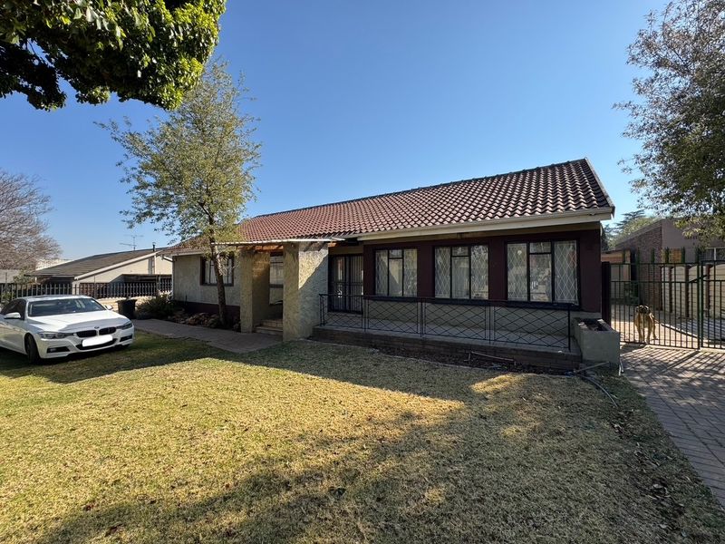 Charming Family Home with Spacious Living Areas - Photo 2