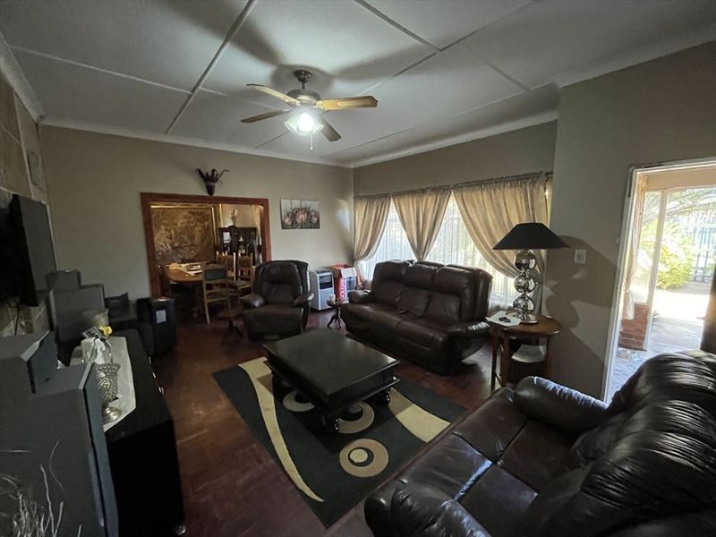 Comfortable Family Home with Generous Living Space - Photo 2