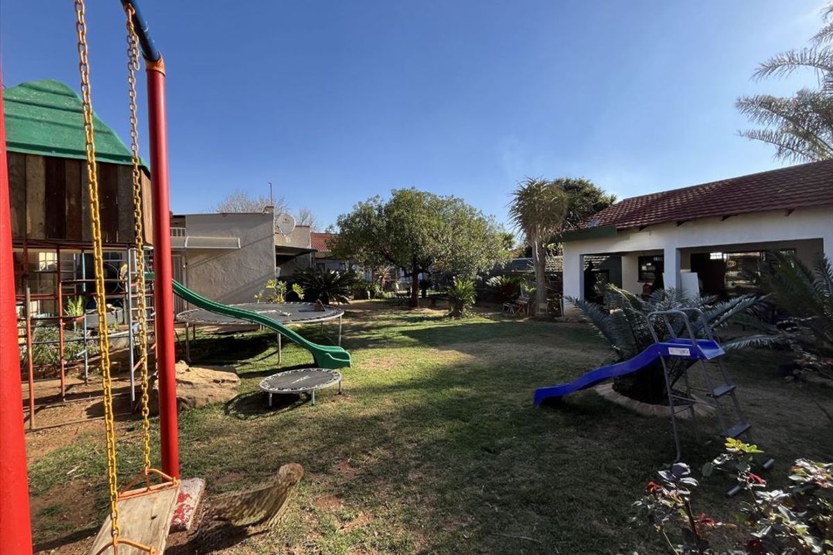 Comfortable Family Home with Generous Living Space - Photo 3