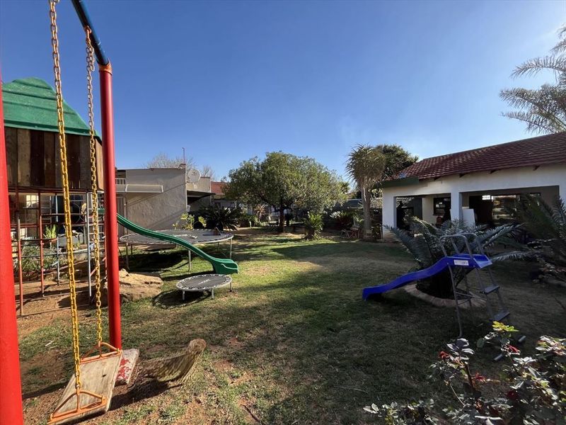 Comfortable Family Home with Generous Living Space - Photo 3