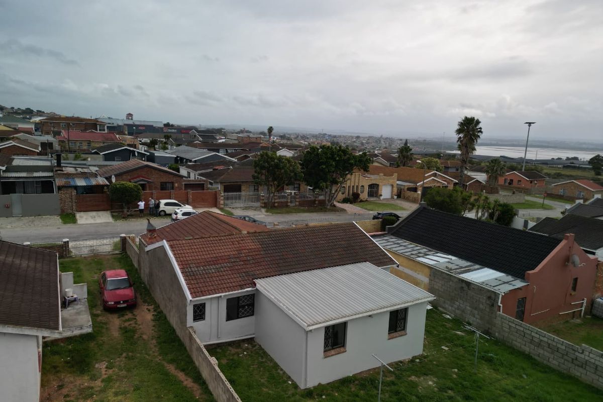 Renovated neat family home in quiet street. - Photo 4