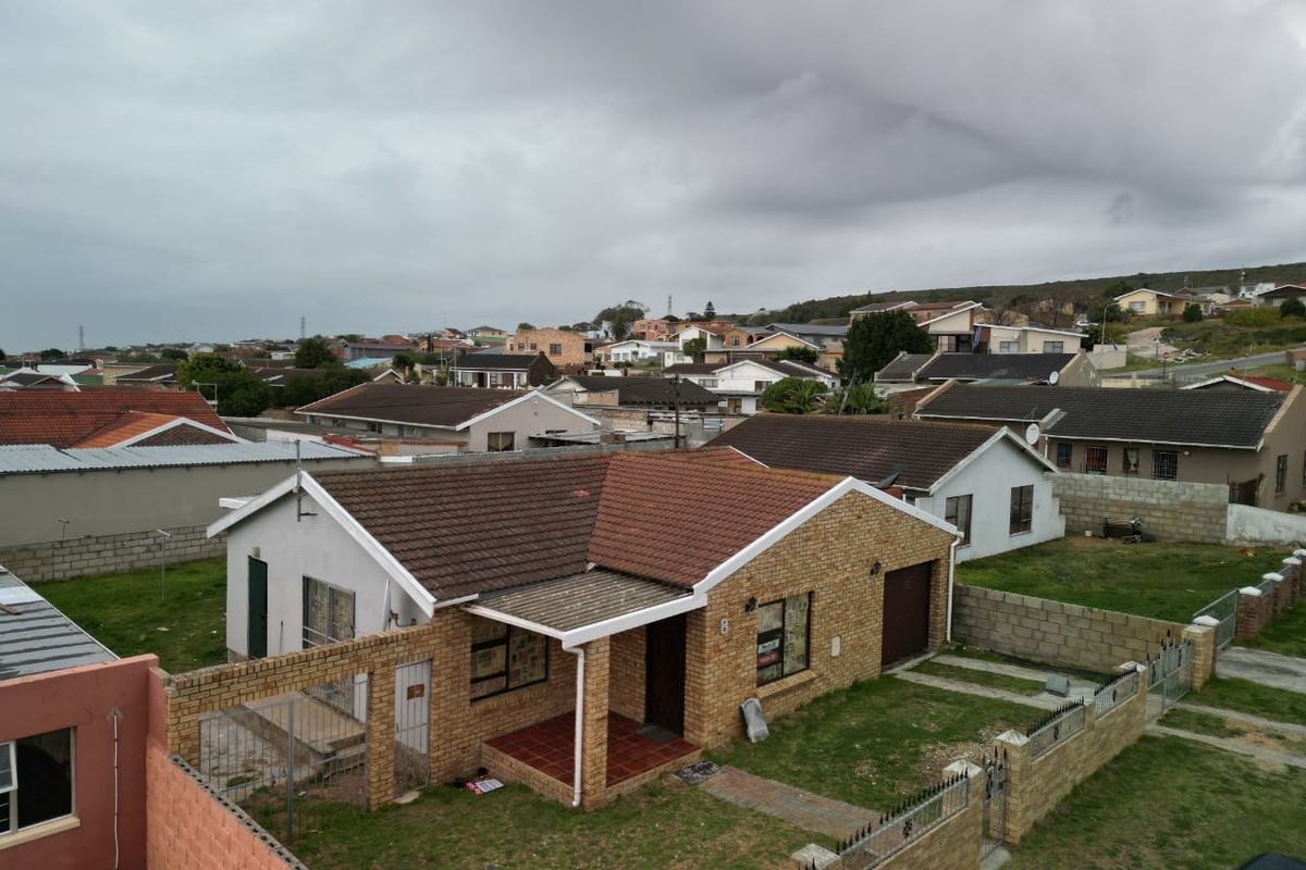 Renovated neat family home in quiet street. - Photo 3