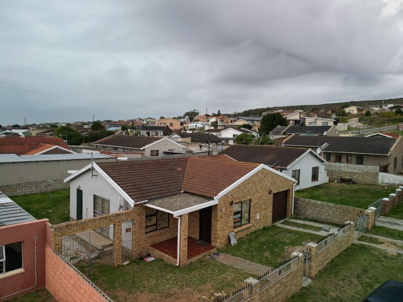 Renovated neat family home in quiet street. - Photo 3