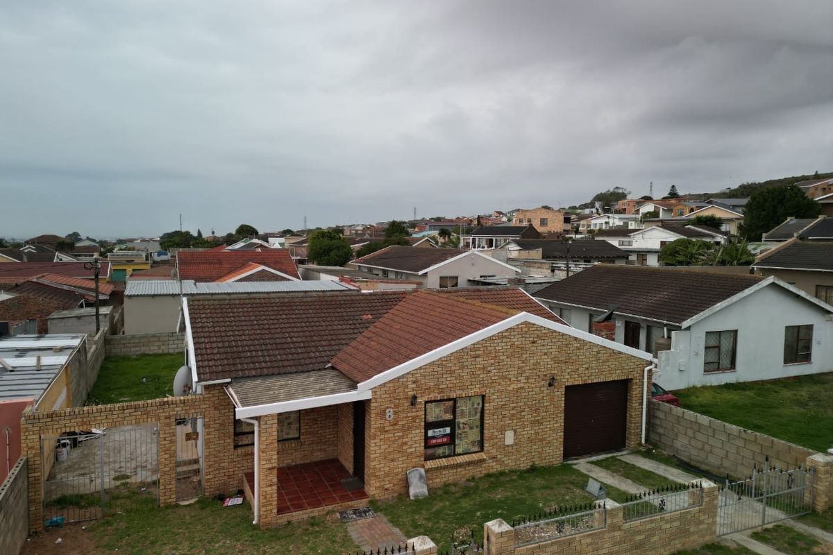 Renovated neat family home in quiet street. - Photo 2
