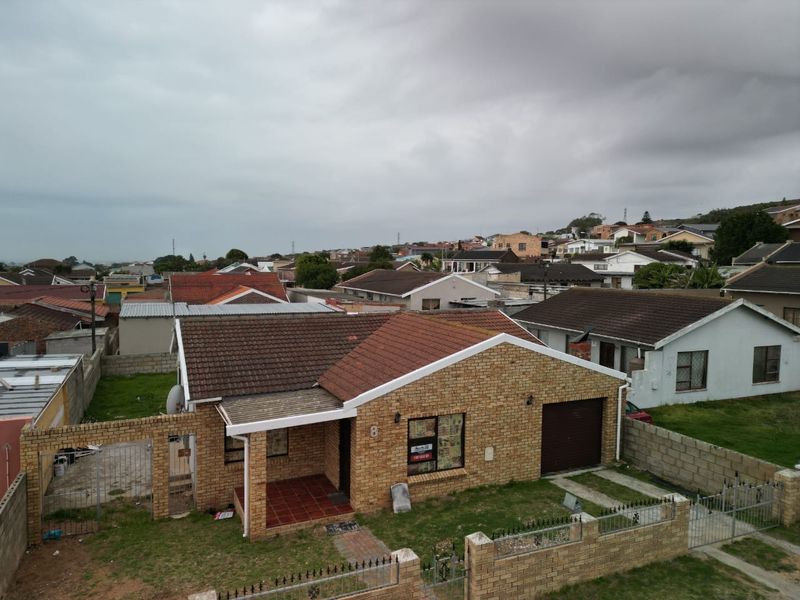 Renovated neat family home in quiet street. - Photo 2