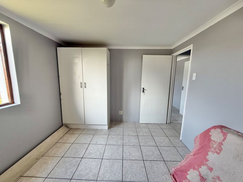 Renovated neat family home in quiet street. - Photo 9