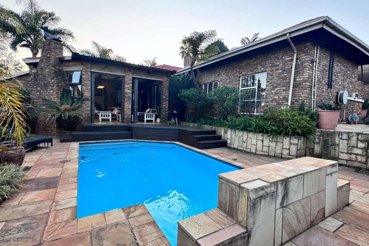 4 Bedroom 2.5 Bathroom house in Uitsig park Eldoraigne. - Photo 4