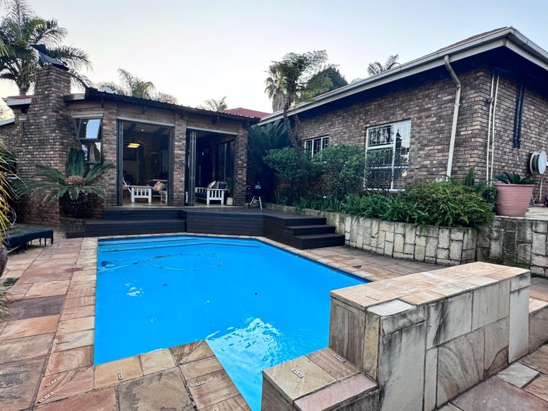 4 Bedroom 2.5 Bathroom house in Uitsig park Eldoraigne. - Photo 4
