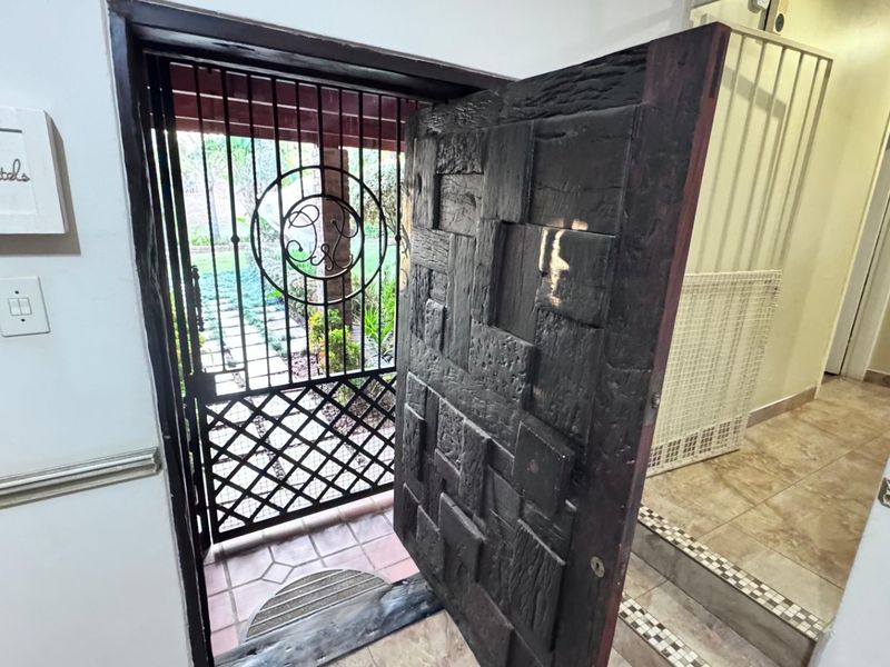 4 Bedroom 2.5 Bathroom house in Uitsig park Eldoraigne. - Photo 8