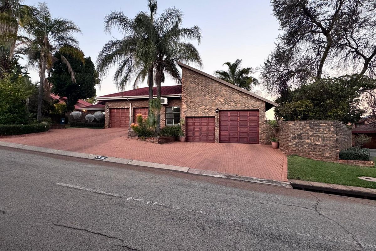 4 Bedroom 2.5 Bathroom house in Uitsig park Eldoraigne. - Photo 2