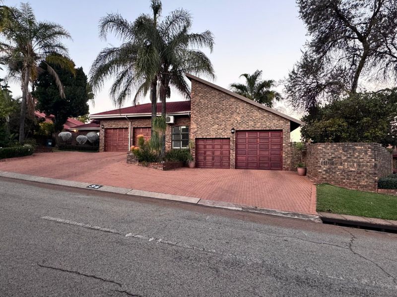 4 Bedroom 2.5 Bathroom house in Uitsig park Eldoraigne. - Photo 2