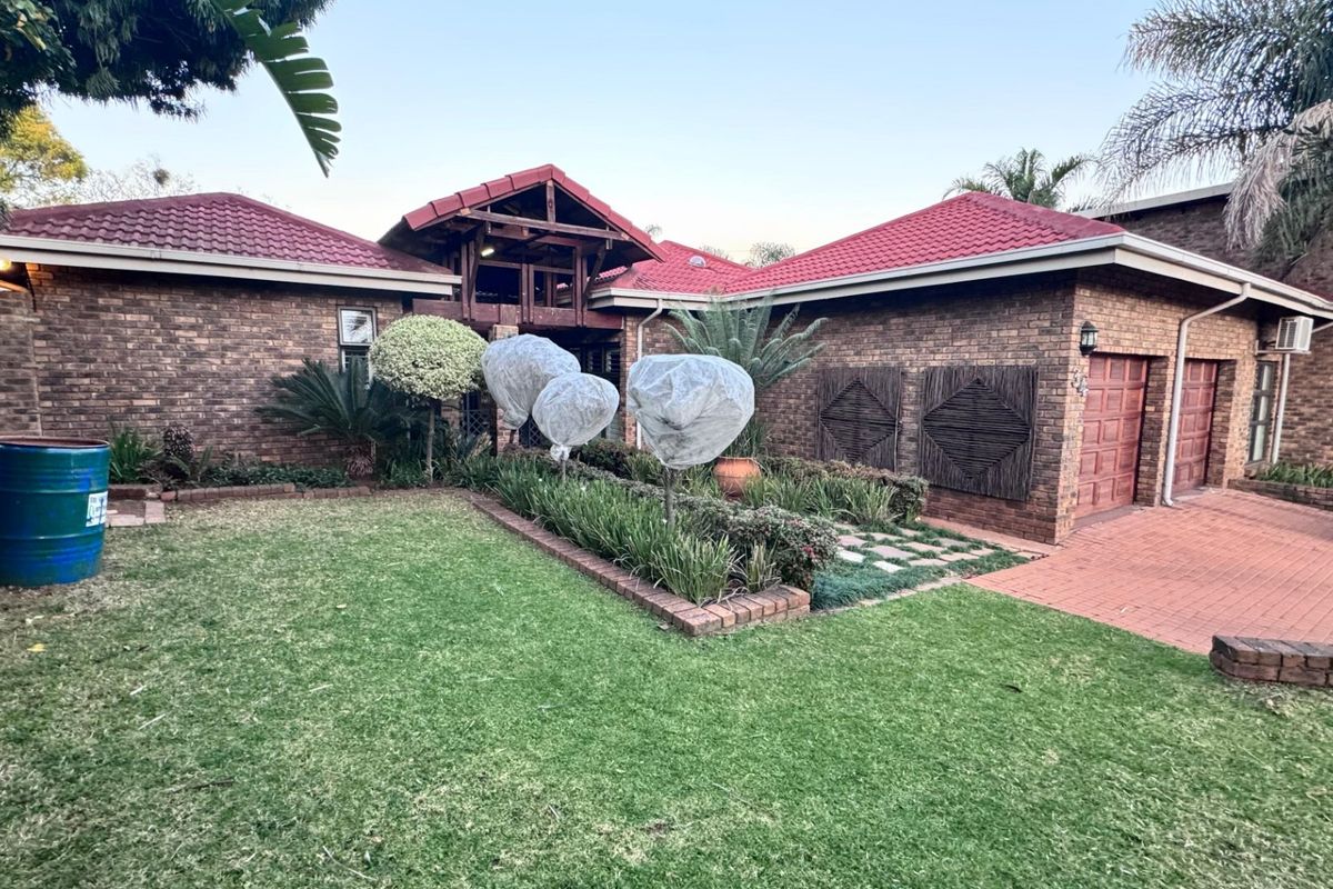 4 Bedroom 2.5 Bathroom house in Uitsig park Eldoraigne. - Photo 3