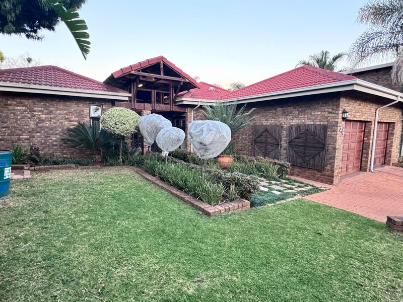 4 Bedroom 2.5 Bathroom house in Uitsig park Eldoraigne. - Photo 3