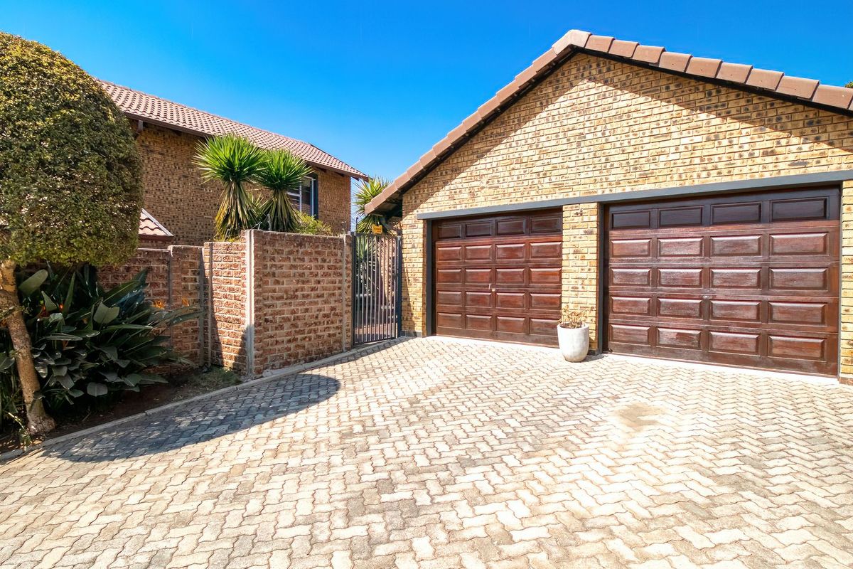 Immaculate Townhouse In Sought After Secure Complex - Photo 4