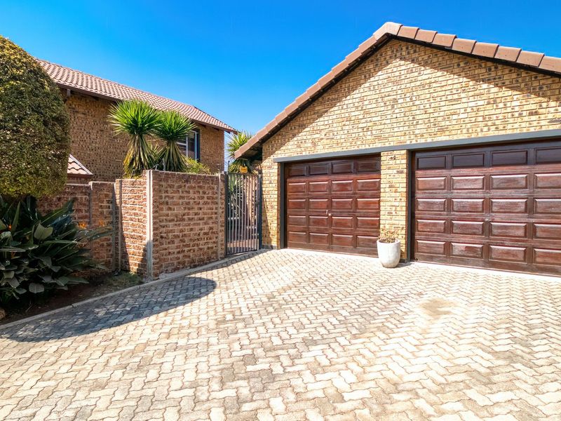 Immaculate Townhouse In Sought After Secure Complex - Photo 4